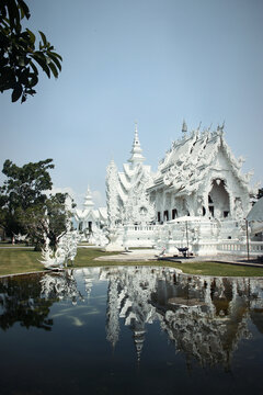 泰国清莱白庙建筑倒影