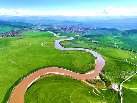 航拍四川阿坝红原月亮湾