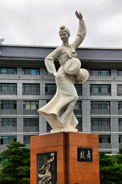 朝鲜族鼓舞姑娘雕塑