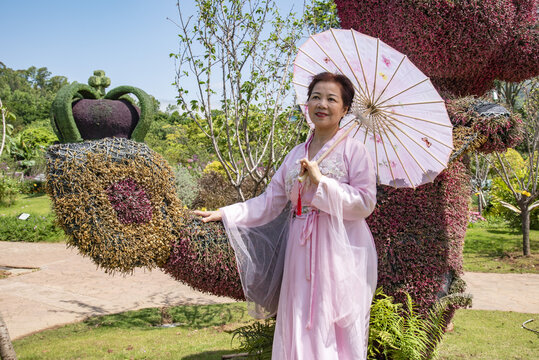 撑伞的女人