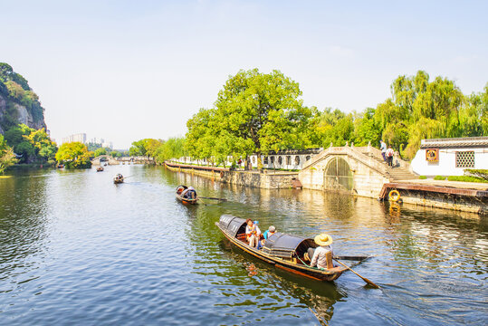 绍兴东湖风景区