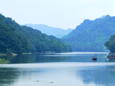 湖水小舟