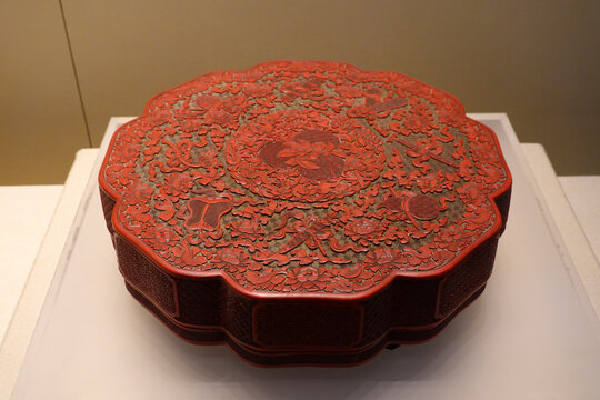 清代漆器剔红漆盒