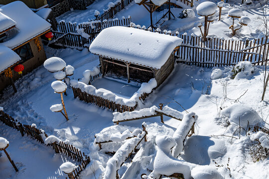 中国雪乡雪后的房屋与庭院景观