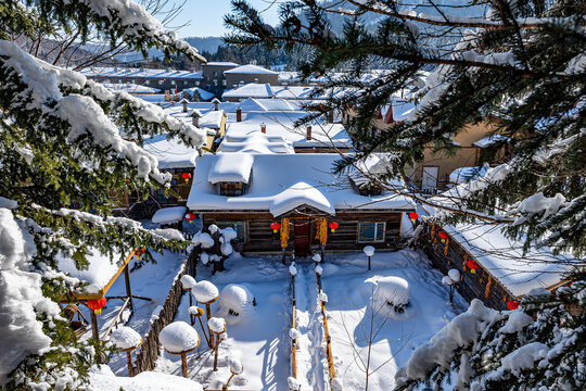 中国雪乡雪后的房屋与庭院景观