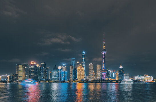 上海黄浦江与浦东新区夜景