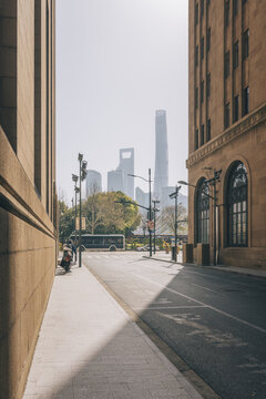 上海滇池路街景与陆家嘴摩天大楼