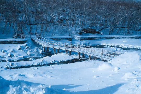 落雪的木桥