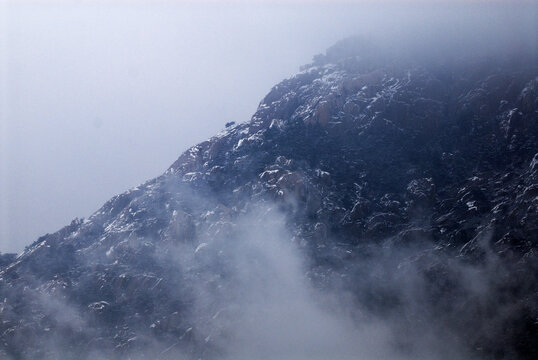 云雾雪山