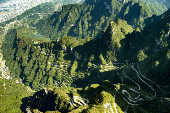 天门山崎岖的盘山公路