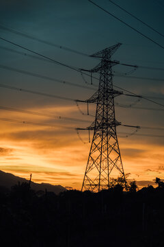 夕陽下的電力塔