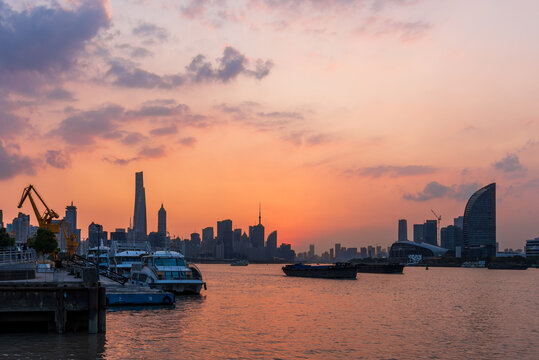 夕阳下的上海黄浦江