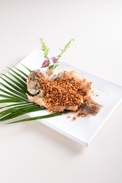金蒜香鱸魚