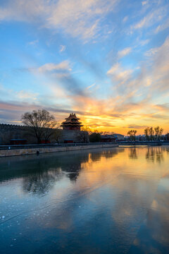 北京故宫角楼下的夕阳