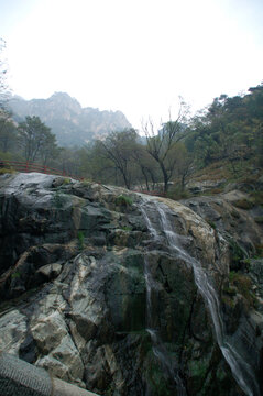 山间溪流