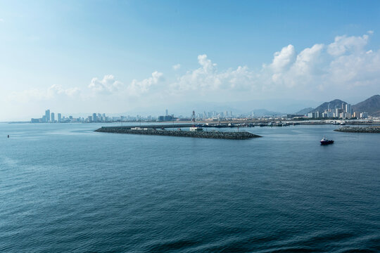 蓝天白云海港风光