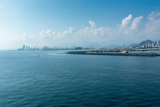 蓝天白云海港风光