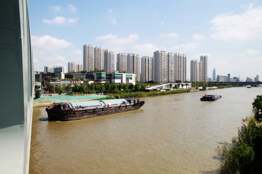 京杭大运河苏州石湖段的货船