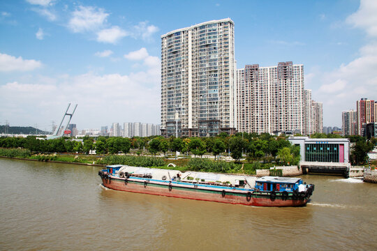 京杭大运河苏州石湖段的货船
