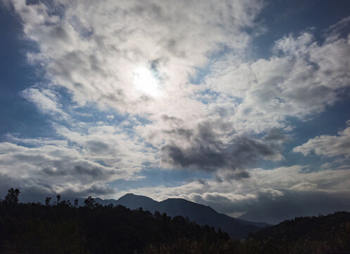 多云天气远山