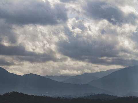 山峦层层