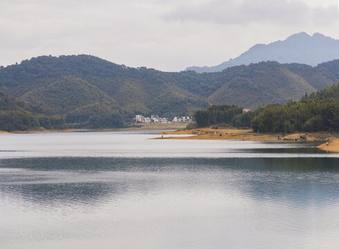 阴天平静水库湖面