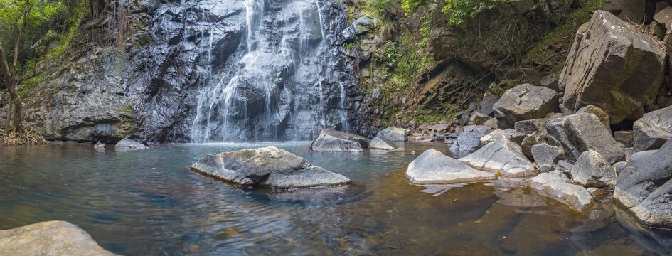 山林深圳马峦山瀑布