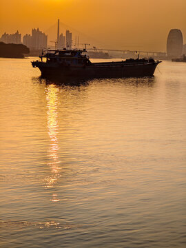 夕阳江面