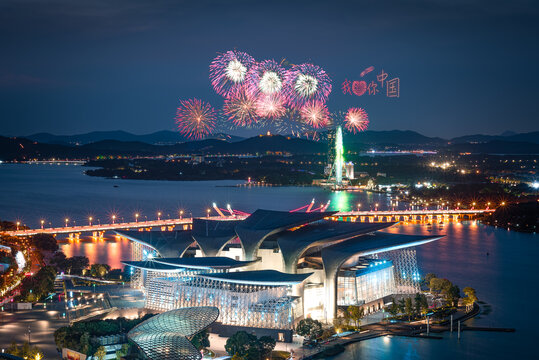 节日无锡大剧院夜景和鼋头渚烟花