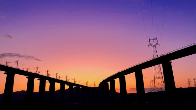 公路铁路高架桥夕阳