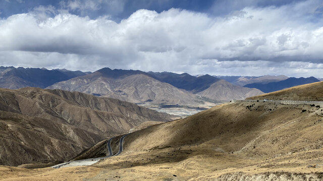 西藏山南浪卡子群山