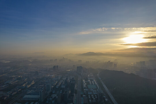 迷雾城市深圳龙岗晨曦坪山风光