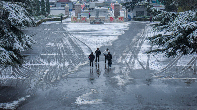 下雪天的路人