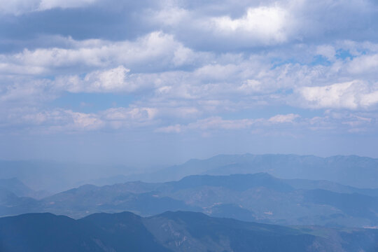 蓝天白云和远山