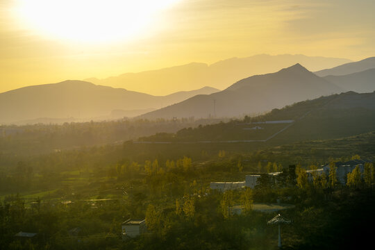 夕阳下的大山