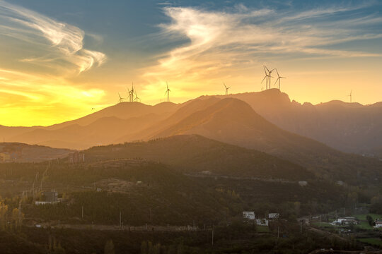 夕阳下的大山