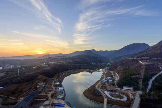 高山河流