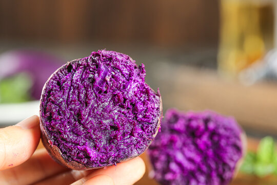 深底上的紫薯