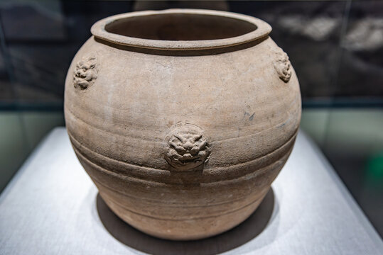 忻州市博物馆的唐弦纹灰陶罐