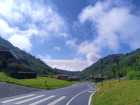 金佛山高山蓝天白云景观