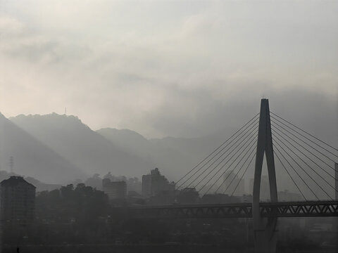 晨雾中的东水门大桥