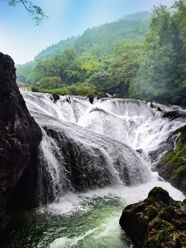 银链坠潭瀑布全景侧