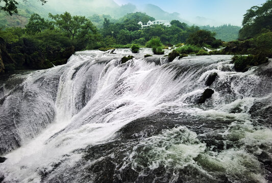 银链坠潭瀑布全景侧