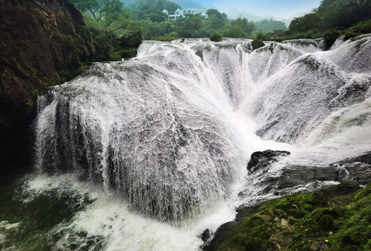 银链坠潭瀑布中远景