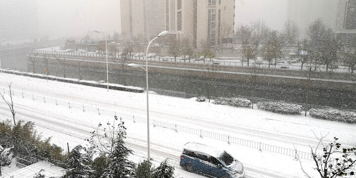 雪中城市街道