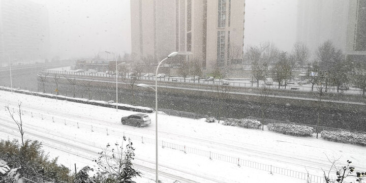 雪中城市街道