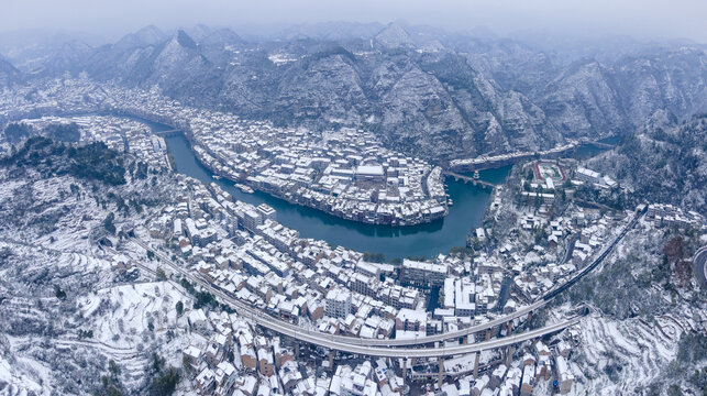 航拍东方威尼斯镇远古城雪景