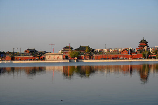 中国开封包公湖日落夕阳建筑风景