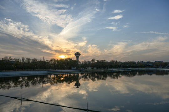 中国开封包公湖日落夕阳建筑风景