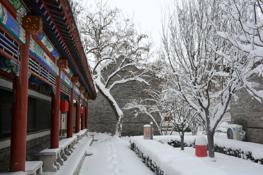 古院落雪景